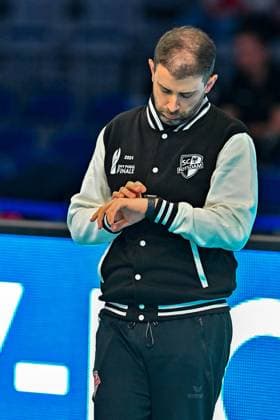 DVV Pokal 03 03 2024 DVV, Volleyball, Cup final, Allianz MTV Stuttgart in blue , against SC Potsdam in white , Coach Riccardo Boieri, looks at the clock Copyright: xBEAUTIFULxSPORTS TomxBlochx