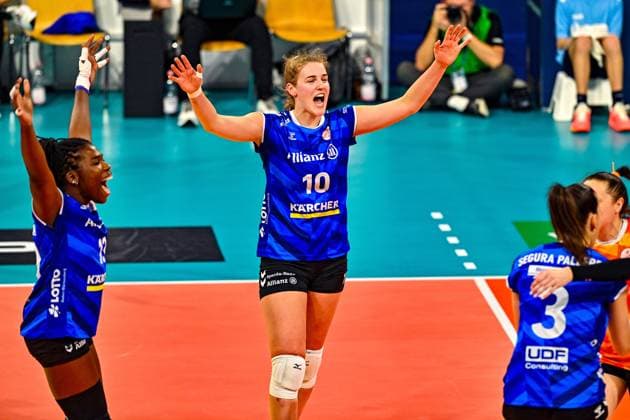 DVV Pokal 03 03 2024 DVV, Volleyball, Cup final, Allianz MTV Stuttgart in blue , against SC Potsdam in white , Stuttgart cheers from left behind Roosa Koskelo Copyright: xBEAUTIFULxSPORTS TomxBlochx