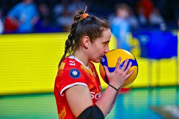 DVV Pokal 03 03 2024 DVV, Volleyball, Cup final, Allianz MTV Stuttgart in blue , against SC Potsdam in white , Roosa Koskelo meditates with the ball before the game, Libero Stuttgart Copyright: xBEAUTIFULxSPORTS TomxBlochx