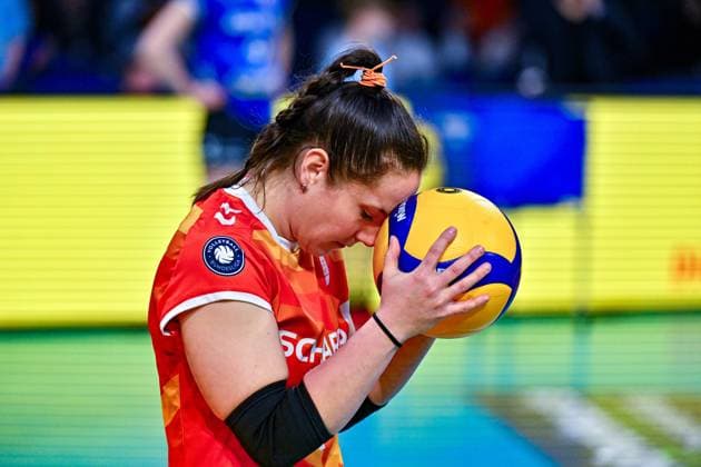 DVV Pokal 03 03 2024 DVV, Volleyball, Cup final, Allianz MTV Stuttgart in blue , against SC Potsdam in white , Roosa Koskelo meditates with the ball before the game, Libero Stuttgart Copyright: xBEAUTIFULxSPORTS TomxBlochx