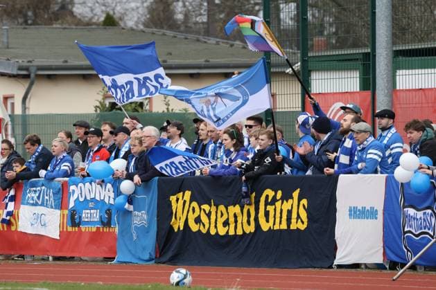 DEU, Pokal, 1FC Union vs Hertha BSC Frauen, 03 03 2024, Fritz Lesch Sportplatz, Berlin, DEU, Pokal, 1FC Union vs Hertha BSC Frauen, im Bild Hertha Fans DFL regulations prohibit any use of Photographs as image sequences and or quasi video Foto Juergen Engler nordphoto GmbH nordphotoxGmbHx xEngler nph00076