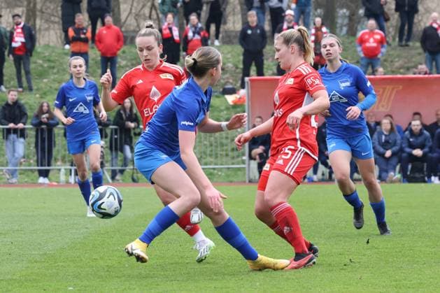 DEU, Pokal, 1FC Union vs Hertha BSC Frauen, 03 03 2024, Fritz Lesch Sportplatz, Berlin, DEU, Pokal, 1FC Union vs Hertha BSC Frauen, im Bild Lisa Heiseler 1 FC Union Berlin 7 , Dina Orschmannin 1 FC Union Berlin 25 , SVENJA POOCK Hertha BSC Frauen 4 DFL regulations prohibit any use of Photographs as image sequences and or quasi video Foto Juergen Engler nordphoto GmbH nordphotoxGmbHx xEngler nph00076