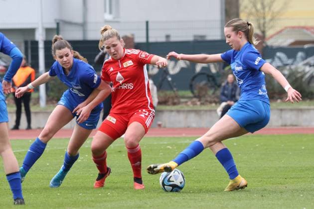DEU, Pokal, 1FC Union vs Hertha BSC Frauen, 03 03 2024, Fritz Lesch Sportplatz, Berlin, DEU, Pokal, 1FC Union vs Hertha BSC Frauen, im Bild Dina Orschmannin 1 FC Union Berlin 25 , ANOUK WESTPHAL Hertha BSC Frauen 24 , SVENJA POOCK Hertha BSC Frauen 4 DFL regulations prohibit any use of Photographs as image sequences and or quasi video Foto Juergen Engler nordphoto GmbH nordphotoxGmbHx xEngler nph00076