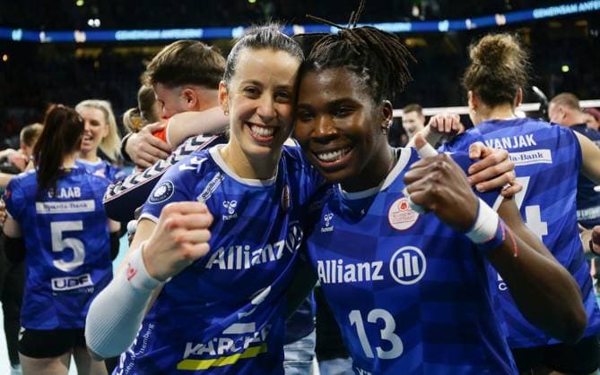 Mannheim , DVV Womens Cup Final , SC Potsdam vs Allianz MTV Stuttgart , Stuttgart cheering , from left Maria Segura Palleres