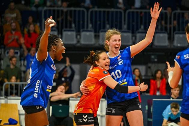 DVV Pokal 03 03 2024 DVV, Volleyball, Pokalfinale, Allianz MTV Stuttgart in blue , against SC Potsdam in white , Krystal Rivers 13, Roosa Koskelo, hugs 10 Jolien Knollema, Copyright: xBEAUTIFULxSPORTS TomxBlochx