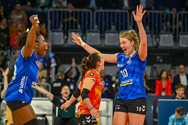 DVV Pokal 03 03 2024 DVV, Volleyball, Pokalfinale, Allianz MTV Stuttgart in blue , against SC Potsdam in white , Krystal Rivers 13, Roosa Koskelo, 10 Jolien Knollema, Copyright: xBEAUTIFULxSPORTS TomxBlochx