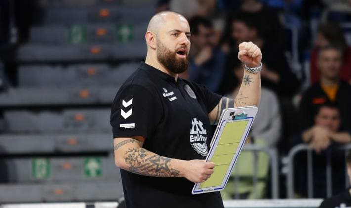 Mannheim , DVV Womens Cup Final , SC Potsdam vs Allianz MTV Stuttgart , Coach Konstantin Bitter Stgt