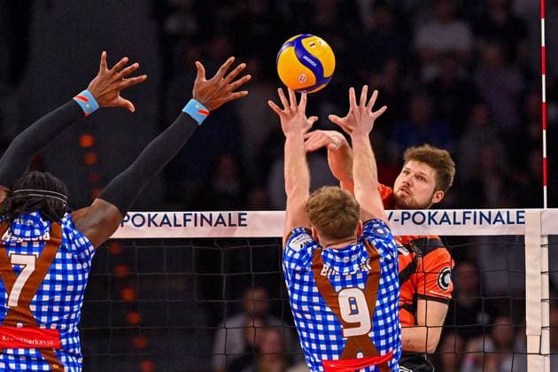DVV Pokal 03 03 2024 DVV, Volleyball, Cup Final, Men, WWK Volleys Herrsching in blue and white against Berlin Recycling Volleys in orange , Ruben Schott against 9 Eric Burggräf and 7 Magloire Mayaula Nzeza, Copyright: xBEAUTIFULxSPORTS TomxBlochx