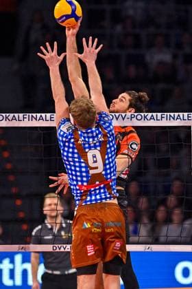 DVV Pokal 03 03 2024 DVV, Volleyball, cup final, men, WWK Volleys Herrsching in blue and white against Berlin Recycling Volleys in orange , Timothee Carle against 9 Eric Burggräf Copyright: xBEAUTIFULxSPORTS TomxBlochx
