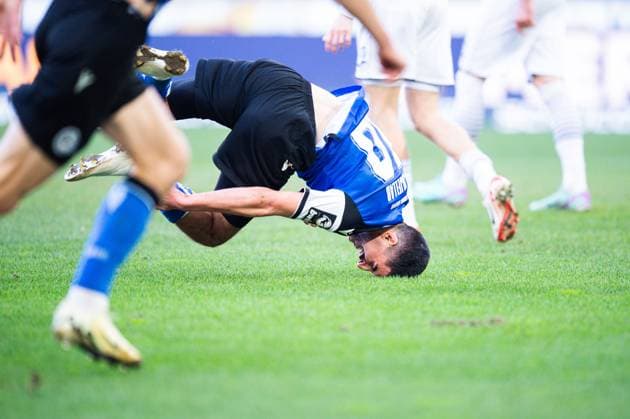 Sport Themen der Woche KW09 Sport Bilder des Tages 03.03.2024 - Fußball, 2023 2024, 3. Liga, 28. Spieltag, DSC Arminia Bielefeld - SC Verl: Nassim Boujellab (Bielefeld) beim Foulspiel der zum verschossenen Elfmeter von Merveille Biankadi (Bielefeld) führt DFB REGULATIONS PROHIBIT ANY USE OF PHOTOGRAPHS AS IMAGE SEQUENCES AND OR QUASI-VIDEO. *** 03 03 2024 Soccer, 2023 2024, 3 Liga, 28 Matchday, DSC Arminia Bielefeld SC Verl Nassim Boujellab Bielefeld during the foul that leads to the missed penalty kick by Merveille Biankadi Bielefeld DFB REGULATIONS PROHIBIT ANY USE OF PHOTOGRAPHS AS IMAGE SEQUENCES AND OR QUASI VIDEO