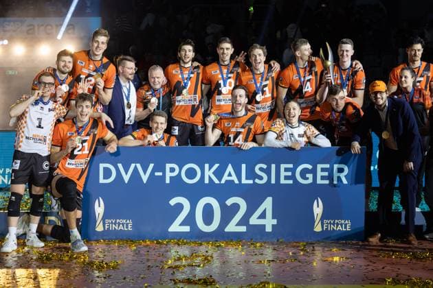 WWK Volleys Herrsching BERLIN RECYCLING Volleys, DVV Mens Cup Final 2024 Berlin players and coaches cheer during the award ceremony DVV Mens Cup Final 2024 between WWK Volleys Herrsching and BERLIN RECYCLING Volleys on March 3, 2024 at the SAP Arena in Mannheim , Mannheim Hessen Germany SAP Arena