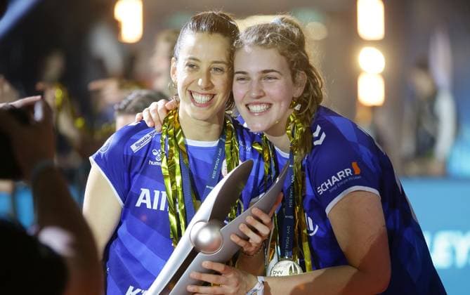 Mannheim , DVV Womens Cup Final , SC Potsdam vs Allianz MTV Stuttgart , from left Maria Segura Jolien Knollema Stgt