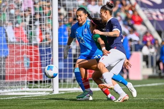 RECORD DATE NOT STATED Concacaf W Gold Cup 2024 Mexico vs Paraguay Esthefanny Barreras, Karen Luna of Mexico and Lice Chamorro of Paraguay during the Quarter-finals match between Mexico and Paraguay as part of the Concacaf Womens Gold Cup 2024, at BMO Stadium on March 03, 2024 in Los Angeles, California, United States. LOS ANGELES CALIFORNIA UNITED STATES  Copyright: xJorgexMartinezx 20240303164544_CWGC_2024_CF_MEX_PAR_BARRERA141
