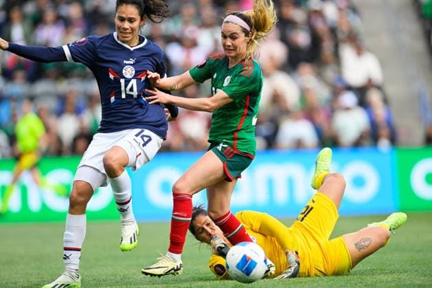 RECORD DATE NOT STATED Concacaf W Gold Cup 2024 Mexico vs Paraguay Mayra Pelayo of Mexico and Alicia Bobadilla of Paraguay during the Quarter-finals match between Mexico and Paraguay as part of the Concacaf Womens Gold Cup 2024, at BMO Stadium on March 03, 2024 in Los Angeles, California, United States. LOS ANGELES CALIFORNIA UNITED STATES  Copyright: xJorgexMartinezx 20240303181621_CWGC_2024_CF_MEX_PAR_PELAYO250