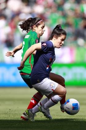 RECORD DATE NOT STATED Concacaf W Gold Cup 2024 Mexico vs Paraguay Fanny Goody (L) of Paraguay fights for the ball with Alexia Delgado (R) of Mexico during the Quarter-finals match between Mexico and Paraguay as part of the Concacaf Womens Gold Cup 2024, at BMO Stadium on March 03, 2024 in Los Angeles, California, United States. LOS ANGELES CALIFORNIA UNITED STATES  Copyright: xUlisesxNaranjox 20240303170807_CWGC_2024_CF_MEX_PAR_GODOY165