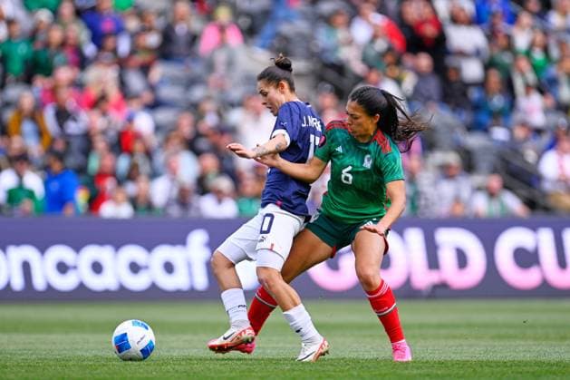 RECORD DATE NOT STATED Concacaf W Gold Cup 2024 Mexico vs Paraguay Jessica Martinez (L) of Paraguay fights for the ball with Reyna Reyes (R) of Mexico during the Quarter-finals match between Mexico and Paraguay as part of the Concacaf Womens Gold Cup 2024, at BMO Stadium on March 03, 2024 in Los Angeles, California, United States. LOS ANGELES CALIFORNIA UNITED STATES  Copyright: xJorgexMartinezx 20240303182520_CWGC_2024_CF_MEX_PAR_MARTINEZ271