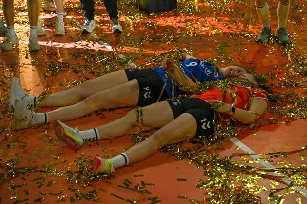 DVV Pokal 03 03 2024 DVV, Volleyball, Cup final, Allianz MTV Stuttgart in blue , against SC Potsdam in white , Eline Timmermann left, with libero Roosa Koskelo, in the golden rain luck Copyright: xBEAUTIFULxSPORTS TomxBlochx