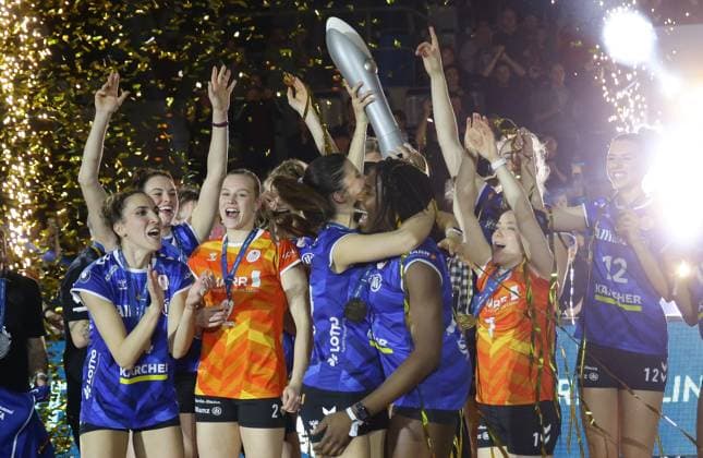 Mannheim , DVV Womens Cup Final , SC Potsdam vs Allianz MTV Stuttgart , Stuttgart cheers , Krystal Rivers in front