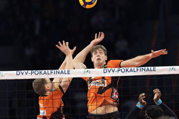 WWK Volleys Herrsching BERLIN RECYCLING Volleys, DVV Mens Cup Final 2024 Johannes Tille Berlin Recycling Volleys, 6 puts the ball for his teammate Tobias Krick Berlin Recycling Volleys, 21 DVV Mens Cup Final 2024 between WWK Volleys Herrsching and BERLIN RECYCLING Volleys on March 3, 2024 at the SAP Arena in Mannheim , Mannheim Hessen Germany SAP Arena