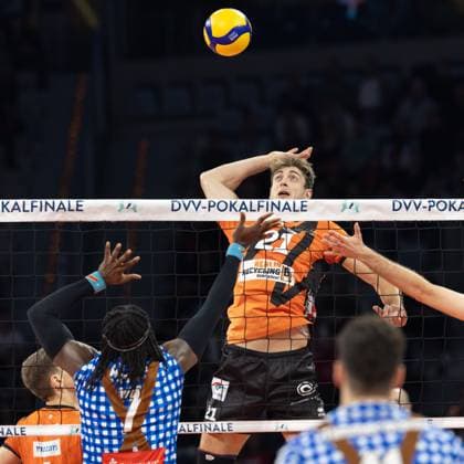 WWK Volleys Herrsching BERLIN RECYCLING Volleys, DVV Mens Cup Final 2024 Tobias Krick Berlin Recycling Volleys, 21 gets out for a smash Magloire Mayaula Nzeza WWK Volleys Herrsching, 7 comes too late with his block DVV Mens Cup Final 2024 between WWK Volleys Herrsching and BERLIN RECYCLING Volleys on March 3, 2024 at the SAP Arena in Mannheim , Mannheim Hessen Germany SAP Arena