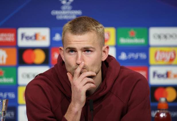Munich, Germany 04 March 2024 Football, Men, Bundesliga, Season 2023 2024, FC Bayern Munich, Press conference Here in the picture Matthijs de Ligt FC Bayern Munich at the press conference, thoughtful, hand on mouth
