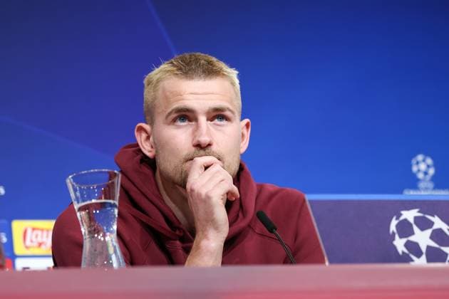 Matthijs de Ligt FC Bayern Muenchen, 04 at the press conference, overthinking, pondering, hand on chin, pondering, International Press Conference FC Bayern Muenchen, Football, UEFA Champions League, Round of 16 second leg, Season 23 24, 04 03 2024 , International Press Conference FC Bayern Muenchen, Football, UEFA Champions League, Round of 16 second leg, Season 23 24, 04 03 2024 Muenchen Copyright: xEibner-Pressefoto JennixMaulx EP_JML
