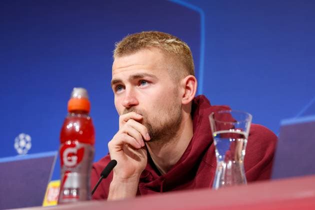 Matthijs de Ligt FC Bayern Muenchen, 04 at the press conference, overthinking, pondering, hand on chin, pondering, International Press Conference FC Bayern Muenchen, Football, UEFA Champions League, Round of 16 second leg, Season 23 24, 04 03 2024 , International Press Conference FC Bayern Muenchen, Football, UEFA Champions League, Round of 16 second leg, Season 23 24, 04 03 2024 Muenchen Copyright: xEibner-Pressefoto JennixMaulx EP_JML