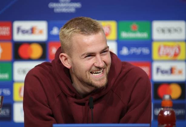 Munich, Germany 04 March 2024 Football, Men, Bundesliga, Season 2023 2024, FC Bayern Munich, Press conference Here in the picture Matthijs de Ligt FC Bayern Munich at the press conference, laughing, laughing, in a good mood