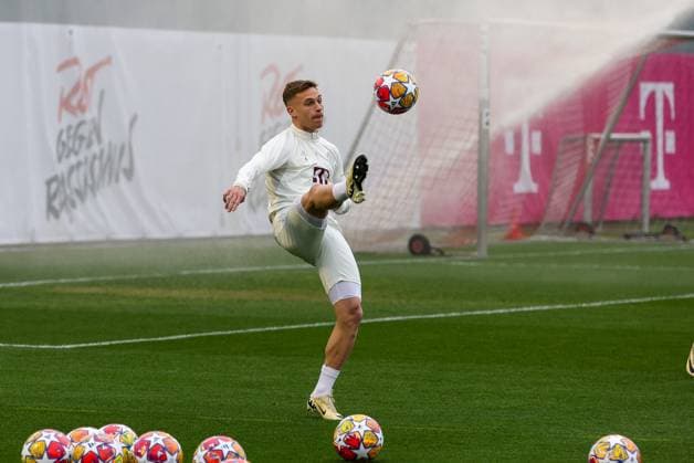 the players warm up, on the ball Joshua Kimmich 6 FC Bayern Muenchen , final training, FC Bayern Muenchen, Champions League, football, round of 16, second leg, 04 03 2024 Muenchen Bayern Germany Copyright: xkolbert-press ChristianxKolbertx