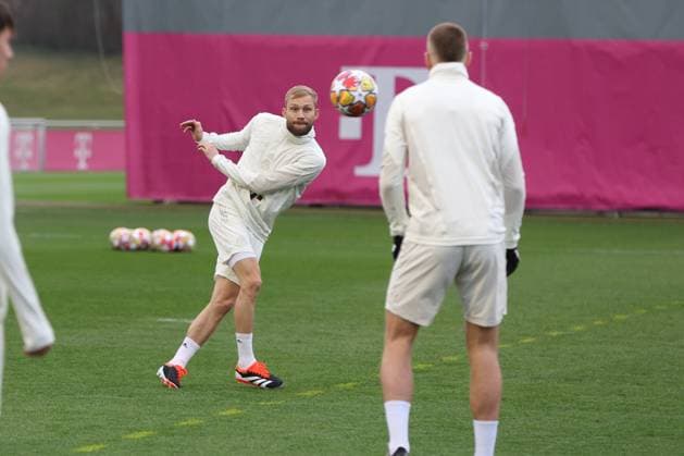 the players warm up, on the ball Eric Dier 15 FC Bayern Muenchen , final training, FC Bayern Muenchen, Champions League, football, round of 16, second leg, 04 03 2024 Muenchen Bayern Germany Copyright: xkolbert-press ChristianxKolbertx