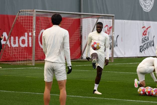 the players warm up, on the ball Dayot Upamecano 2 FC Bayern Muenchen , final training, FC Bayern Muenchen, Champions League, football, round of 16, second leg, 04 03 2024 Muenchen Bayern Germany Copyright: xkolbert-press ChristianxKolbertx