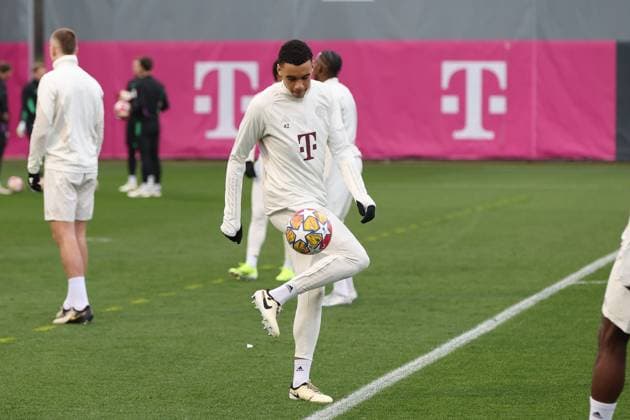 the players warm up, on the ball Jamal Musiala 42 FC Bayern Muenchen , final training, FC Bayern Muenchen, Champions League, football, round of 16, second leg, 04 03 2024 Muenchen Bayern Germany Copyright: xkolbert-press ChristianxKolbertx