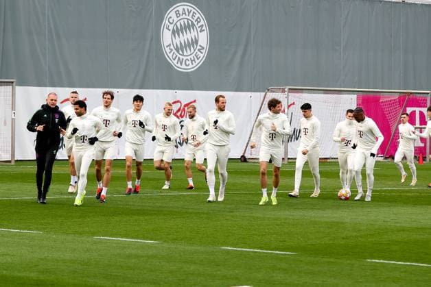 The players warm up and do their laps, Serge Gnabry 7 FC Bayern Muenchen , Leon Goretzka 8 FC Bayern Muenchen , Matthijs de Ligt 4 FC Bayern Muenchen , Min jae Kim 3 FC Bayern Muenchen , Harry Kane 9 FC Bayern Muenchen , Thomas Mueller 25 FC Bayern Muenchen , final training, FC Bayern Muenchen, Champions League, football, round of 16, second leg, 04 03 2024 Muenchen Bayern Germany Copyright: xkolbert-press ChristianxKolbertx