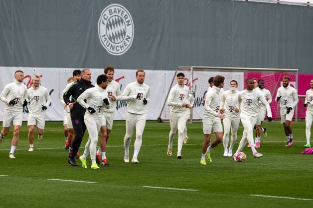 The players warm up and do their laps, Serge Gnabry 7 FC Bayern Muenchen , Leon Goretzka 8 FC Bayern Muenchen , Matthijs de Ligt 4 FC Bayern Muenchen , Min jae Kim 3 FC Bayern Muenchen , Harry Kane 9 FC Bayern Muenchen , Thomas Mueller 25 FC Bayern Muenchen , final training, FC Bayern Muenchen, Champions League, football, round of 16, second leg, 04 03 2024 Muenchen Bayern Germany Copyright: xkolbert-press ChristianxKolbertx