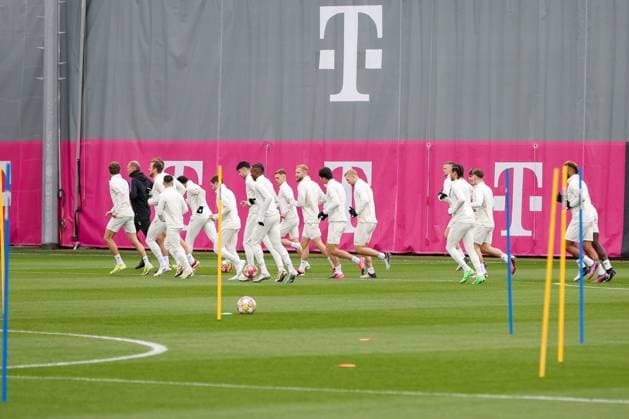 The players warm up and do their laps, final training, FC Bayern Muenchen, Champions League, football, round of 16, second leg, 04 03 2024 Muenchen Bayern Germany Copyright: xkolbert-press ChristianxKolbertx