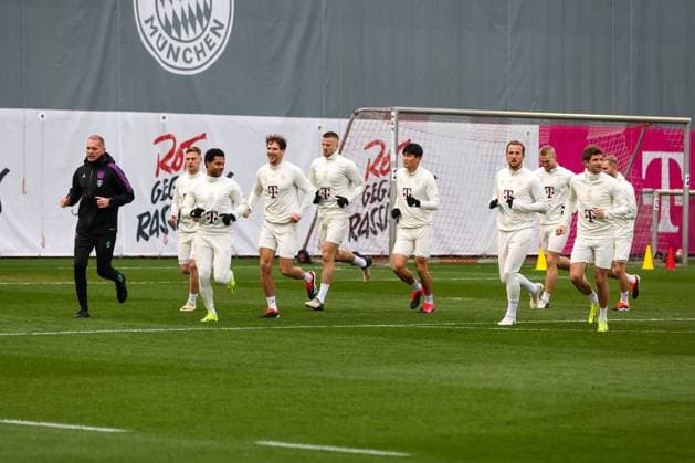 The players warm up and do their laps, Serge Gnabry 7 FC Bayern Muenchen , Leon Goretzka 8 FC Bayern Muenchen , Matthijs de Ligt 4 FC Bayern Muenchen , Min jae Kim 3 FC Bayern Muenchen , Harry Kane 9 FC Bayern Muenchen , Thomas Mueller 25 FC Bayern Muenchen , final training, FC Bayern Muenchen, Champions League, football, round of 16, second leg, 04 03 2024 Muenchen Bayern Germany Copyright: xkolbert-press ChristianxKolbertx