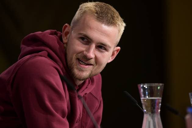 Soccer, UEFA Champions League, 20240304, Press conference FC Bayern Munich SS Lazio Rome In picture Matthijs DE LIGT FC Bayern Munich, 4 seeks eye contact with press spokesman of FC Bayern Munich Dieter NICKLES not in picture Munich Allianz Arena Bayern Germany Copyright: Passion2Press MarkusxFischerx