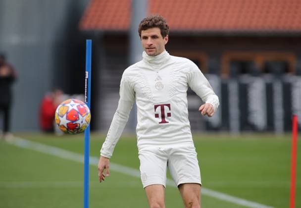 Munich, Germany 04 March 2024 Football, Men, Season 2023 2024, FC Bayern Munich, Säbener Strasse, Training ground, Final training, Champions League Thomas Müller, Mueller FC Bayern Munich with a view of a ball