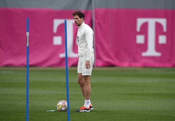 Munich, Germany 04 March 2024 Soccer, Men, Season 2023 2024, FC Bayern Munich, Säbener Strasse, Training ground, Final training, Champions League Leon Goretzka FC Bayern Munich standing with ball, single action, free position, full body shot