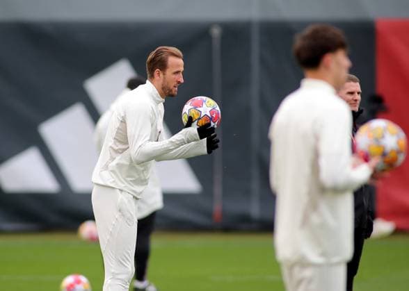 Munich, Germany 04 March 2024 Football, Men, Season 2023 2024, FC Bayern Munich, Säbener Strasse, Training ground, Final training, Champions League Harry Kane FC Bayern Munich catches a ball