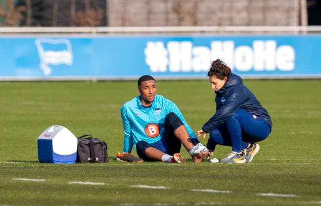 Football, Men, Season 2023 2024, 1 Bundesliga, Hertha BSC, Training, f l Bradley Ibrahim Hertha BSC , Physiotherapist Anne Kaube Hertha BSC , 05 03 2024, Copyright: xSebastianxRäppold MatthiasxKochx