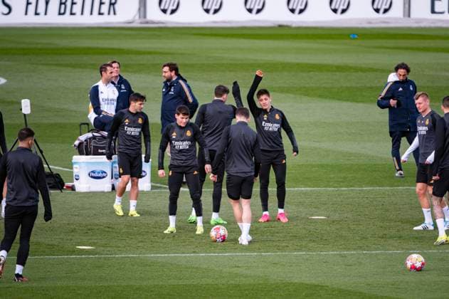 Uefa Champions League 2024: Real Madrid press conference, PK, Pressekonferenz match against RB Leipzig Arda Guler (R) higs five to Federico Valverde (L) of Real Madrid during the training of the day before the second leg of the round of 16 football match of Champions League against RB Leipzig at Ciudad Real Madrid in Valdebebas, Madrid. Valdebebas Ciudad Real Madrid Madrid Spain Copyright: xAlbertoxGardinx AGardin_20240305_football_Champions_League_Real_Madrid_training_318