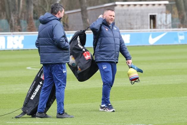 DEU, DFL, 2 FBL Hertha BSC, Training, 05 03 2024, Sportforum, Berlin, DEU, DFL, 2 FBL Hertha BSC, Training, im Bild Cheftrainer Pal Dardai Hertha BSC Berlin , Trainingsbaelle, Torwarttrainer Andreas Menger Hertha BSC Berlin DFL regulations prohibit any use of Photographs as image sequences and or quasi video Foto Juergen Engler nordphoto GmbH nordphotoxGmbHx xEngler nph00076