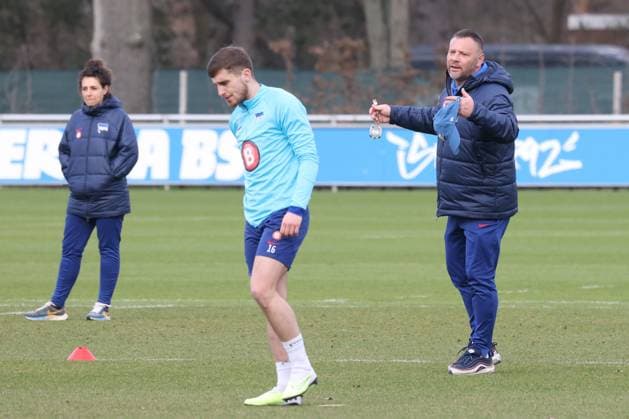 DEU, DFL, 2 FBL Hertha BSC, Training, 05 03 2024, Sportforum, Berlin, DEU, DFL, 2 FBL Hertha BSC, Training, in the picture head coach Pal Dardai Hertha BSC Berlin , Jonjoe Kenny Hertha BSC Berlin 16 DFL regulations prohibit any use of Photographs as image sequences and or quasi video Foto Juergen Engler nordphoto GmbH nordphotoxGmbHx xEngler nph00076