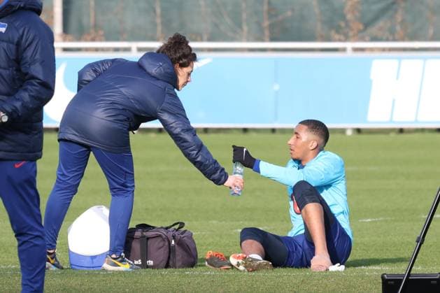 DEU, DFL, 2 FBL Hertha BSC, Training, 05 03 2024, Sportforum, Berlin, DEU, DFL, 2 FBL Hertha BSC, Training, in the picture Bradley Ibrahim Hertha BSC Berlin 23 injured, Head coach Pal Dardai Hertha BSC Berlin DFL regulations prohibit any use of Photographs as image sequences and or quasi video Foto Juergen Engler nordphoto GmbH nordphotoxGmbHx xEngler nph00076