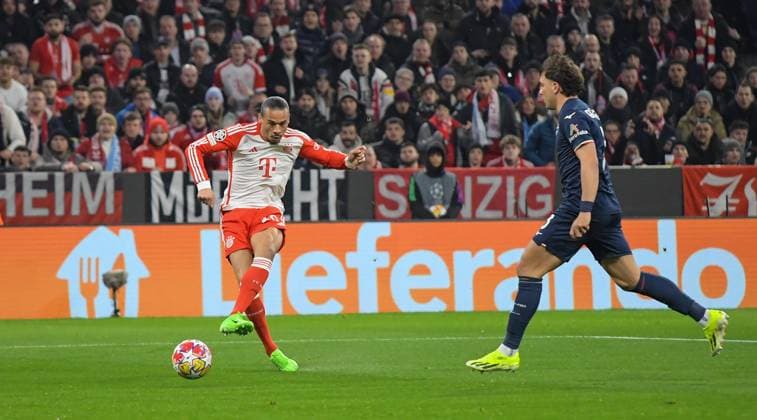 05 03 2024, xemx, Football UEFA Champions League 1 8 Final, FC Bayern Muenchen Lazio Rom emspor, v l Leroy Sane FC Bayern Muenchen with shot on goal DFL DFB REGULATIONS PROHIBIT ANY USE OF PHOTOGRAPHS as IMAGE SEQUENCES and or QUASI VIDEO Muenchen