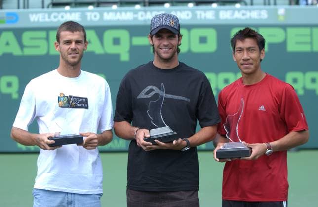 NASDAQ 100 OPEN FL GUSTAVO KUERTEN, MARK PHILIPPOUSSIS, PARADORN SRICHAPHAN RECEIVING PLAYERS OF THE YEAR AWARDS AT THE NASDAQ 100 TENNIS OPEN HELD AT MIAMI S CRANDON PARK IN KEY BISCAYNE FLORIDA. MARCH 25 2003. PICTURES GUSTAVO KUERTEN, MARK PHILIPPOUSSIS AND PARADORN SRICHAPHAN, Credit:Larry Marano Avalon USA  Copyright: xLarryxMaranox xAvalonx 0537304155