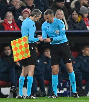 Referee Referee Slavko Vincic SVN changes whistle FC Bayern Muenchen FCB vs Lazio Rome Round of 16 second leg 05 03 2024 DFL REGULATIONS PROHIBIT ANY USE OF PHOTOGRAPHS AS IMAGE SEQUENCES AND OR QUASI VIDEO FC Bayern Muenchen FCB vs Lazio Rome