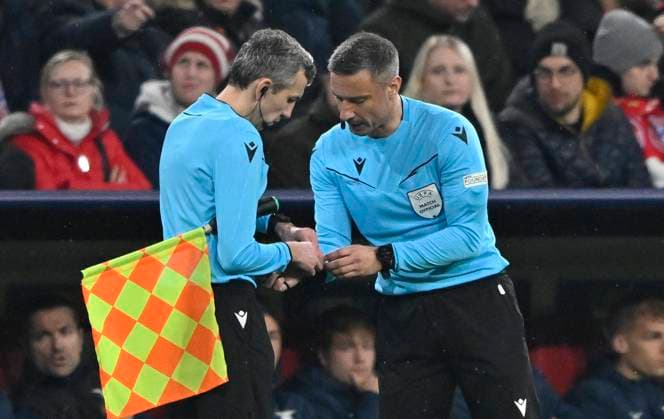 Referee Referee Slavko Vincic SVN changes whistle FC Bayern Muenchen FCB vs Lazio Rome Round of 16 second leg 05 03 2024 DFL REGULATIONS PROHIBIT ANY USE OF PHOTOGRAPHS AS IMAGE SEQUENCES AND OR QUASI VIDEO FC Bayern Muenchen FCB vs Lazio Rome