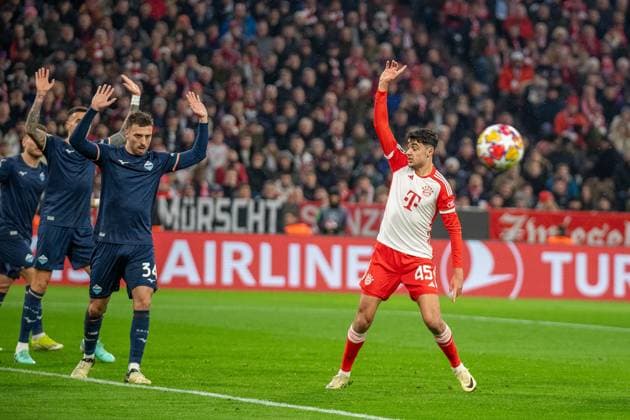 Mario Gila Lazio Rome, 34 , Aleksandar Pavlovic FC Bayern Muenchen, 45 , Reklamierarm, GER, FC Bayern Muenchen FCB vs Lazio Rome SSL , Football, UEFA Champions League, Round of 16 second leg, 2023 2024 season, 05 03 2024, DFB DFL regulations prohibit any use of photographs as image sequences and or quasi video , GER, FC Bayern Muenchen FCB vs Lazio Rome SSL , Fußball, UEFA Champions League, Achtelfinal Rueckspiel, Saison 2023 2024, 05 03 2024 Muenchen Copyright: xEibner-Pressefoto SaschaxWaltherx EP_EER